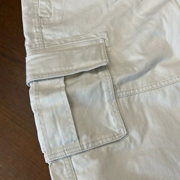 Old Navy Cream Cargo Pants - Picture 4 of 9